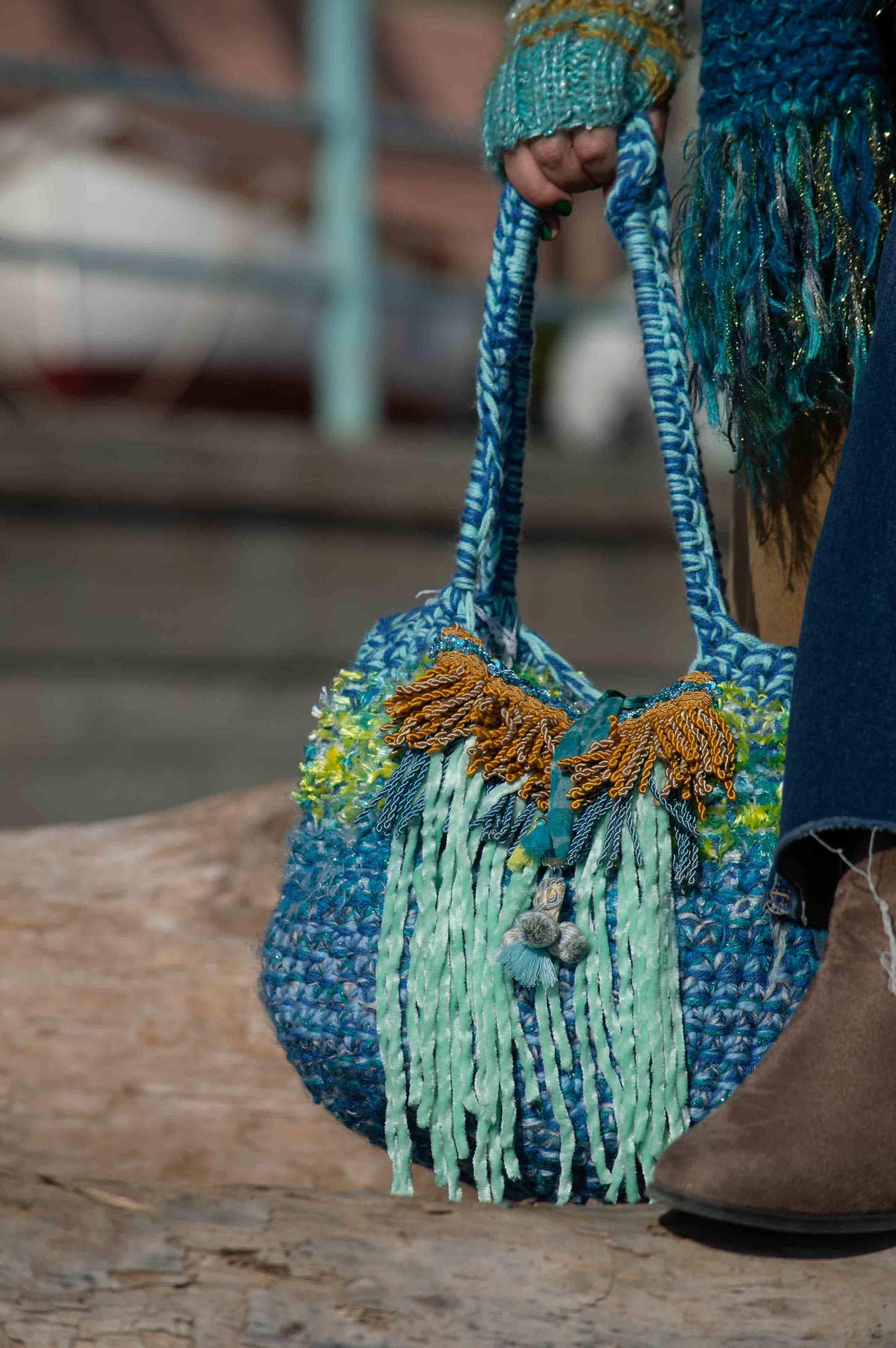Borsa a sacca azzurra lavorata a crochet con frange - Big crocheted tote bag in light blue with fringes