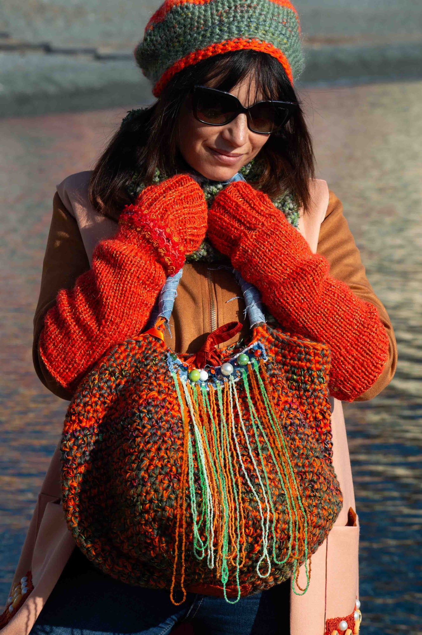 Borsa a sacca lavorata a crochet in lana arancione e verde - Crocheted tote bag in orange and green wool