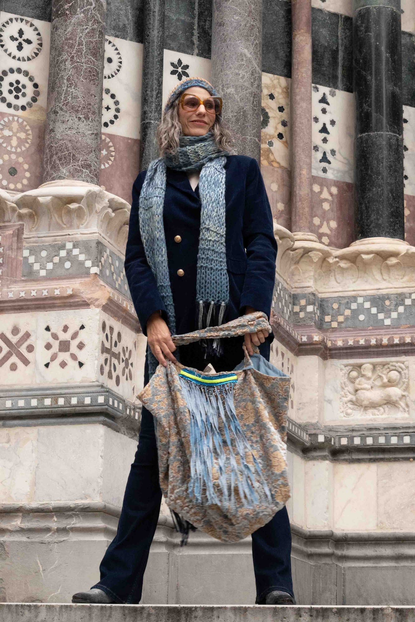 Sacca in velluto broccato ucycled con frange in jeans - Upcycled brocade velvet bag with jeans fringes