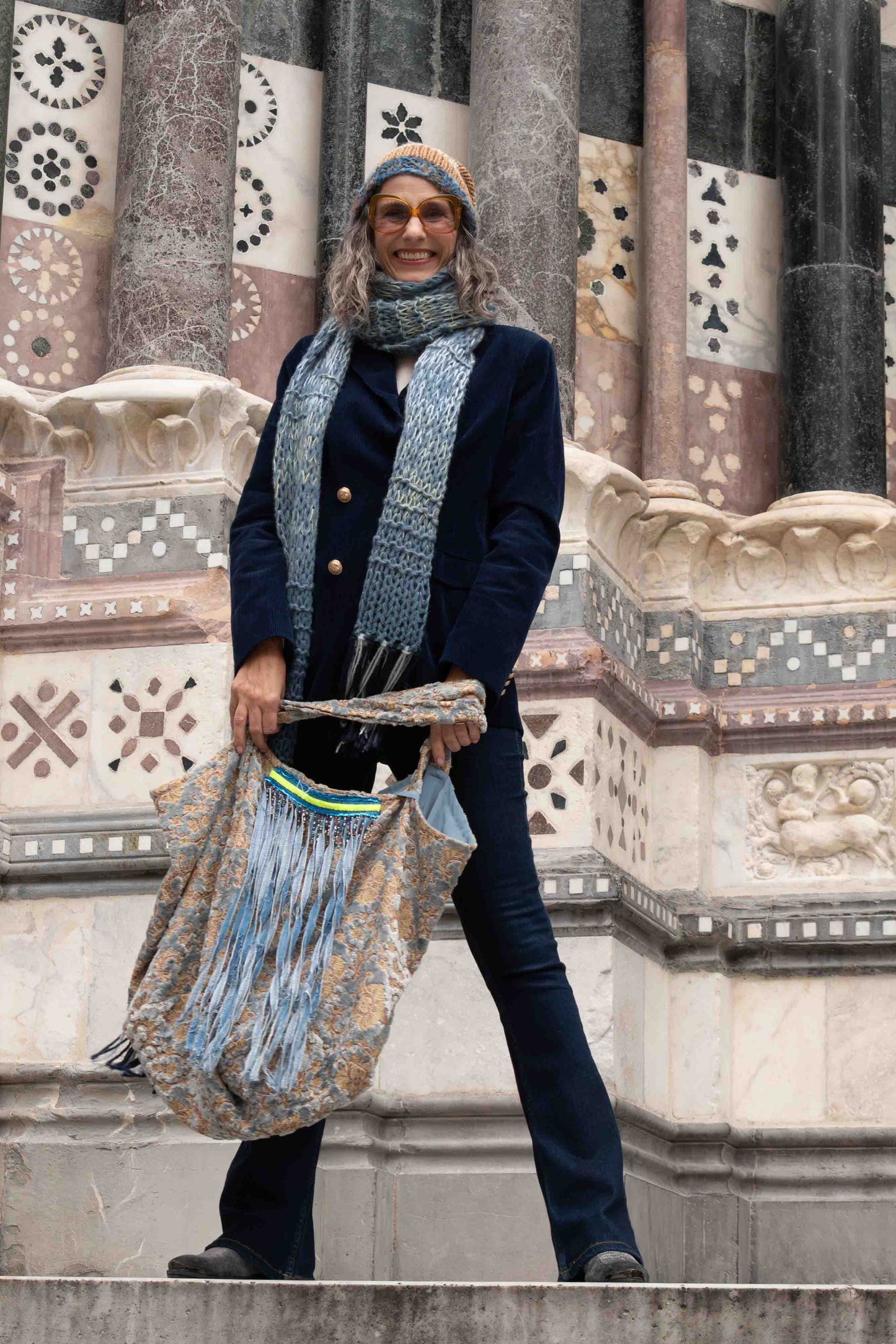 Sacca in velluto broccato ucycled con frange in jeans - Upcycled brocade velvet bag with jeans fringes