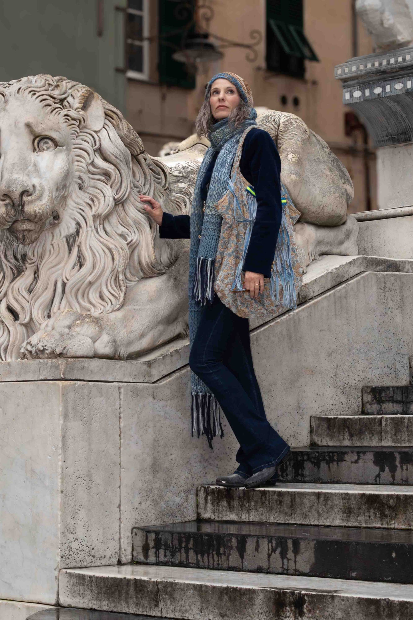 Sacca in velluto broccato ucycled con frange in jeans - Upcycled brocade velvet bag with jeans fringes