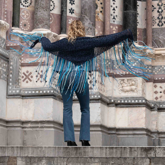Scialle in lana, ciniglia e lurex blu lavorato a crochet - Chenille, wool and lurex blue crocheted shawl