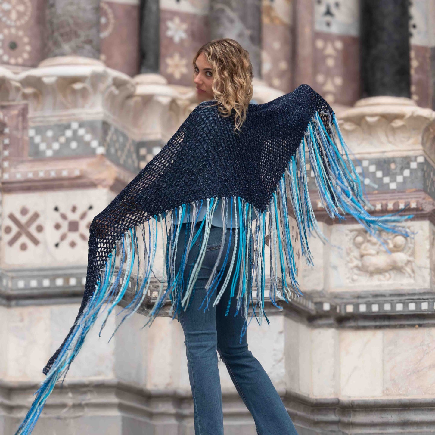Scialle in lana, ciniglia e lurex blu lavorato a crochet - Chenille, wool and lurex blue crocheted shawl