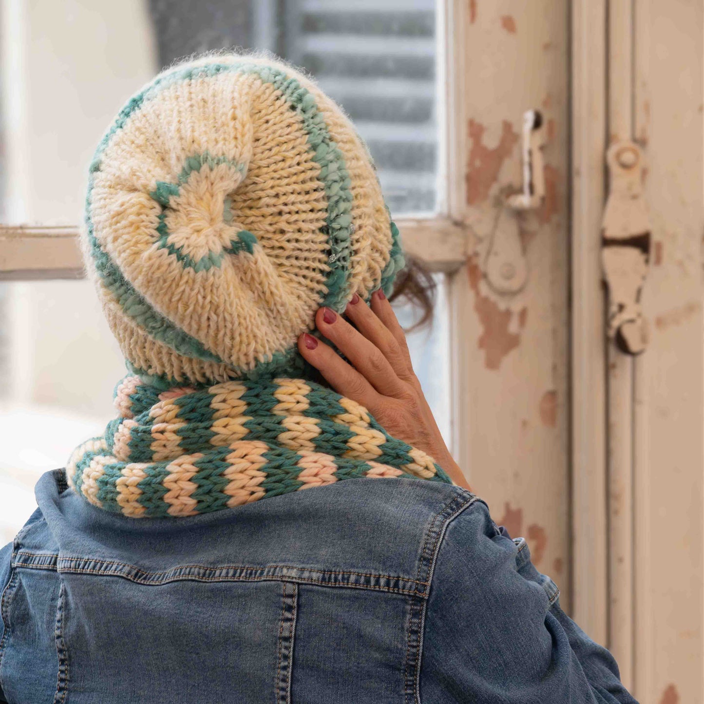 Berretto in lana color bianco latte e acquamarina lavorata a tricot - Milky withe and aquamarine wool knitted hat
