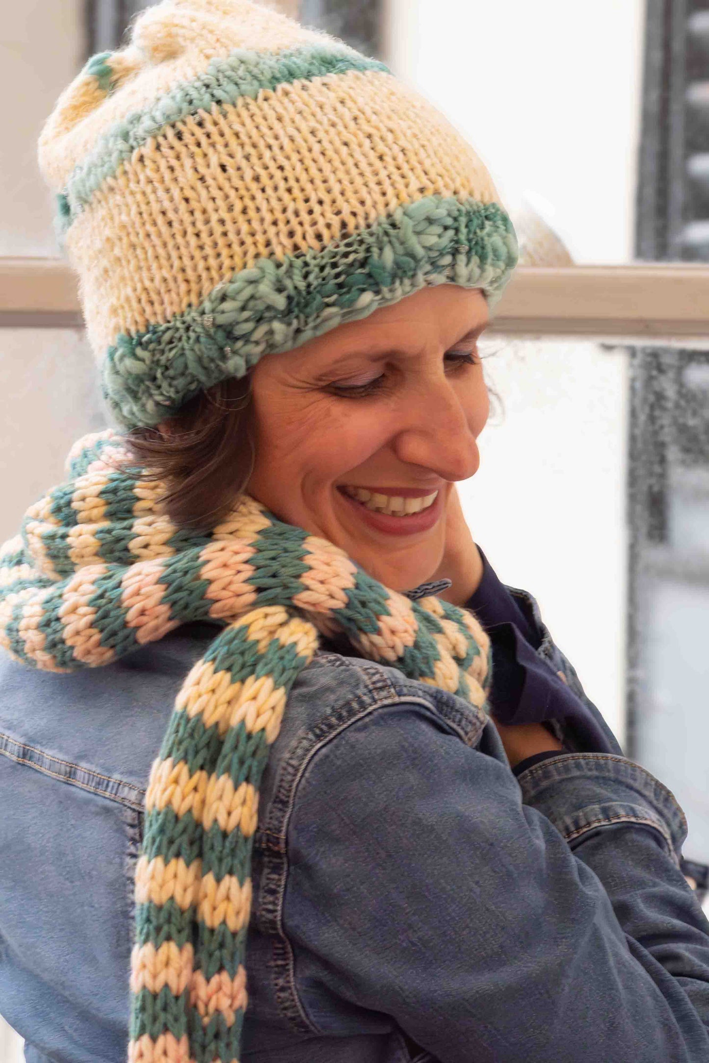 Berretto in lana color bianco latte e acquamarina lavorata a tricot - Milky withe and aquamarine wool knitted hat