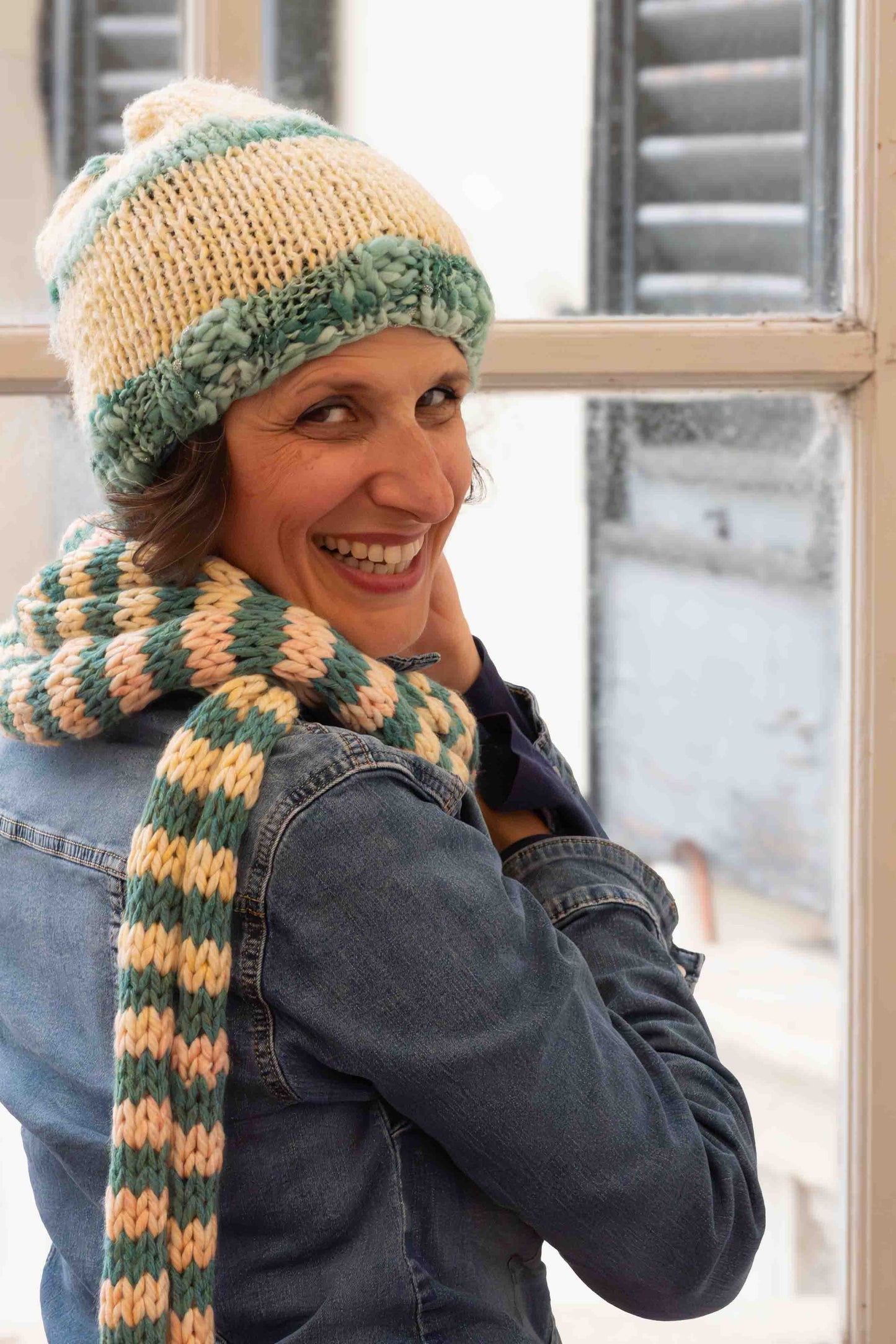 Berretto in lana color bianco latte e acquamarina lavorata a tricot - Milky withe and aquamarine wool knitted hat