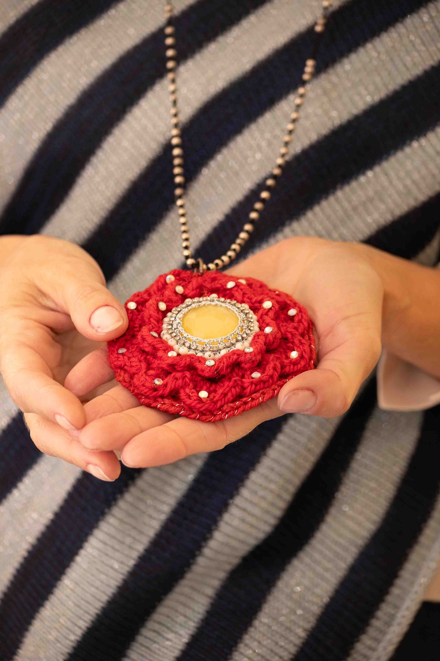 Collana con fiore rosso lavorato a crochet - Necklace with red crocheted flowered pendant