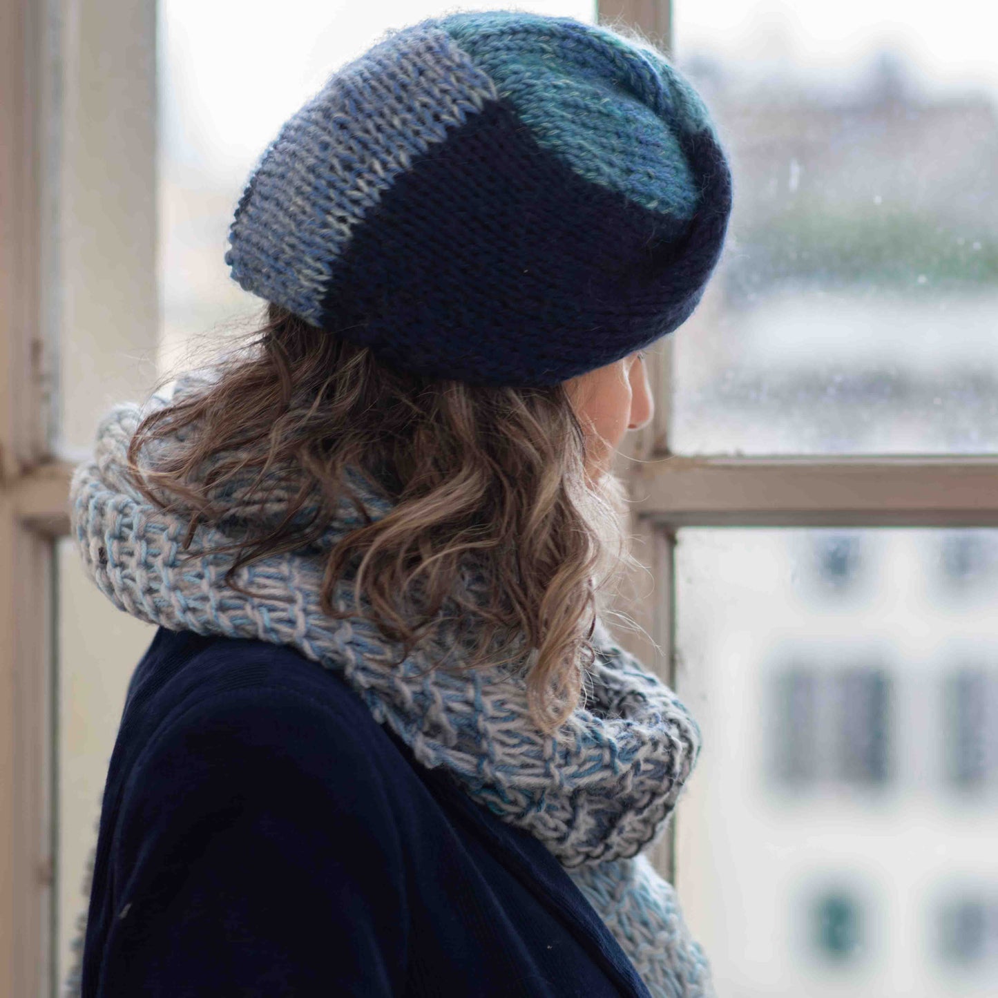 Berretto turbante in lana lavorata a tricot sui toni del blu - Wool knitted tuban hat in shades of blue