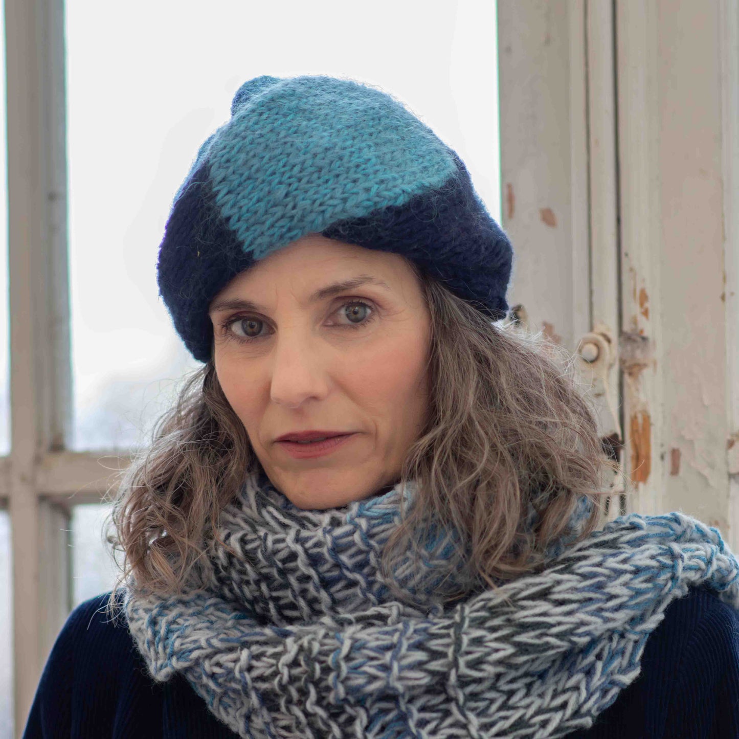 Berretto turbante in lana lavorata a tricot sui toni del blu - Wool knitted tuban hat in shades of blue