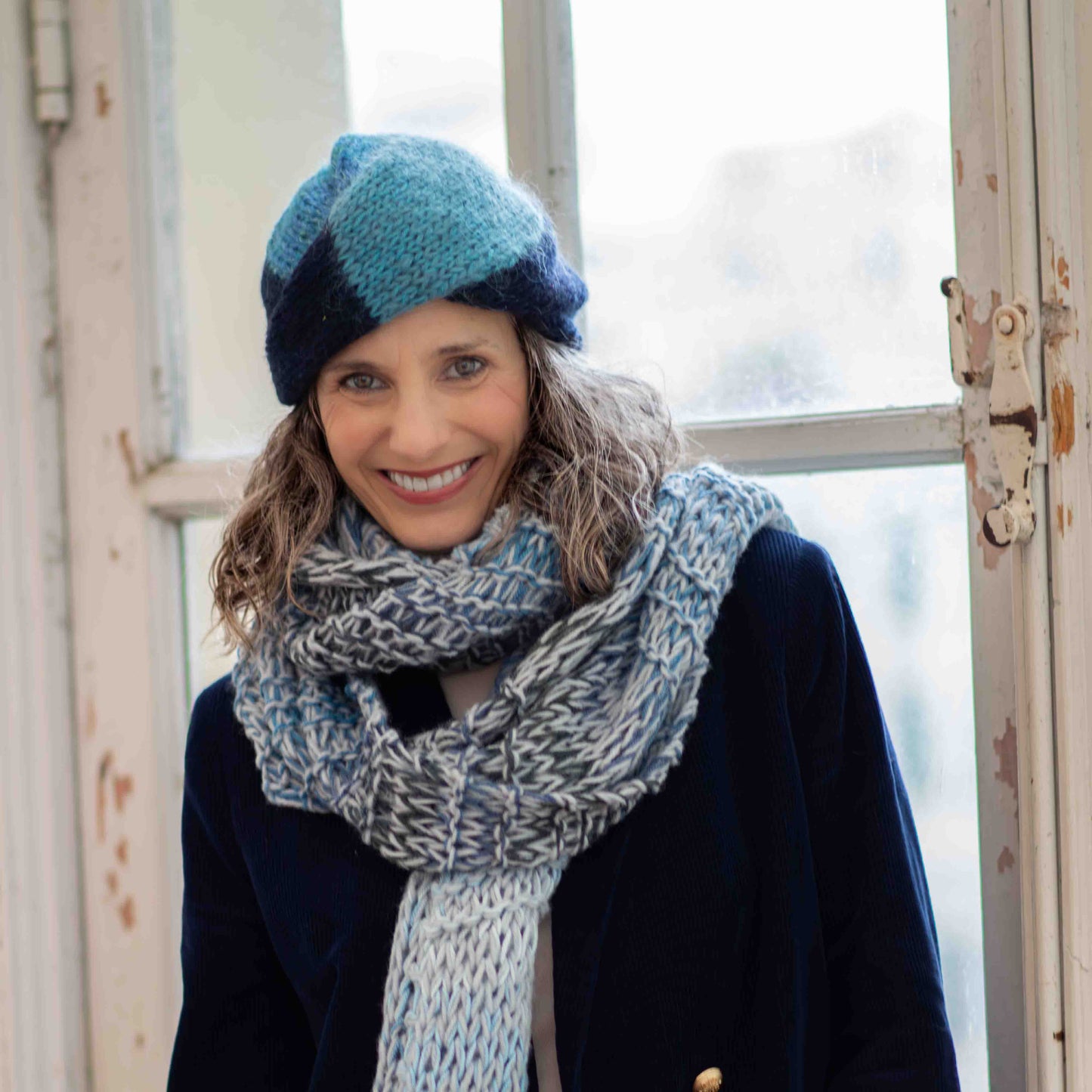 Berretto turbante in lana lavorata a tricot sui toni del blu - Wool knitted tuban hat in shades of blue