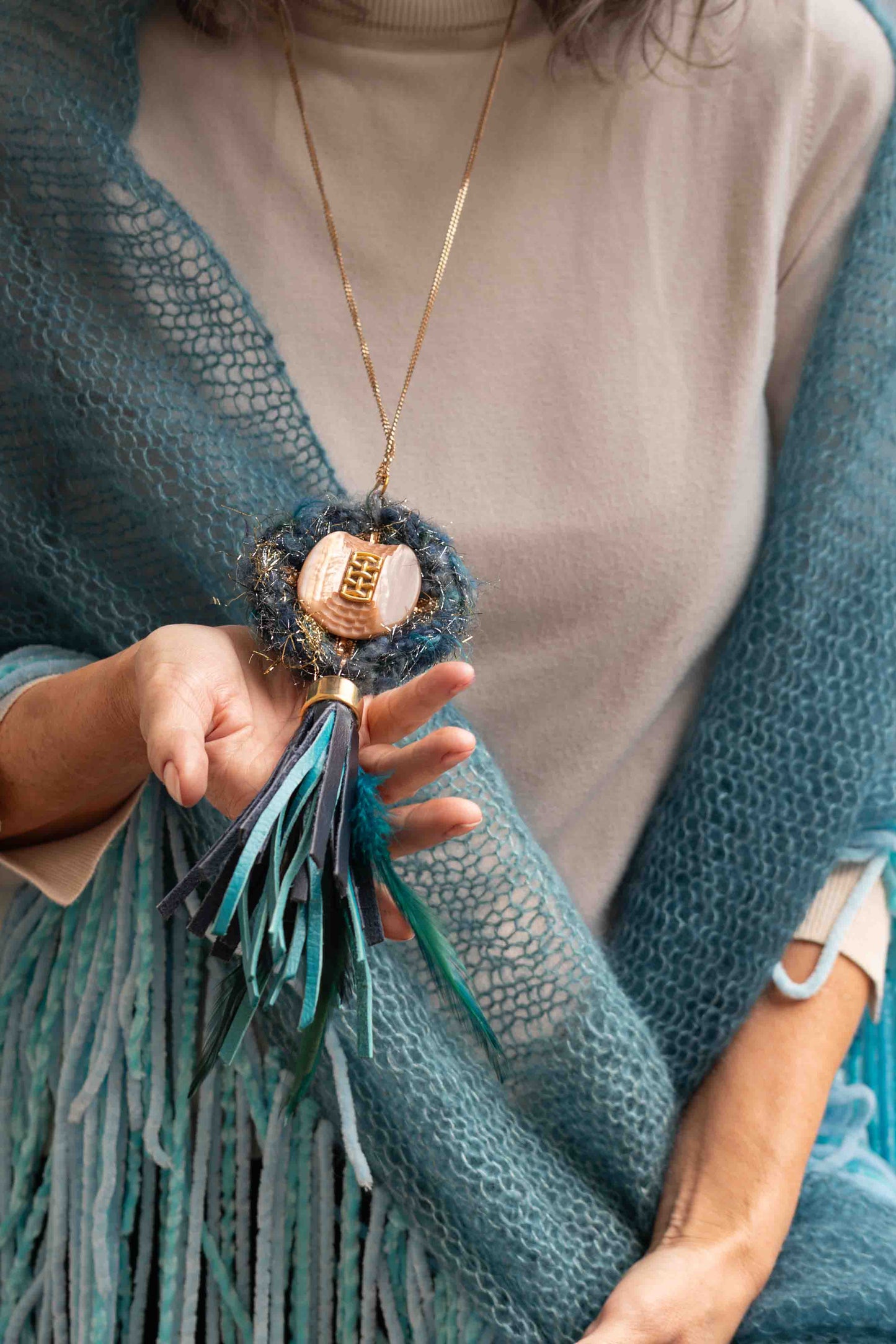 Collana con ciondolo in lana e nappa in pelle - Necklace with woolen pendant and leather tassel