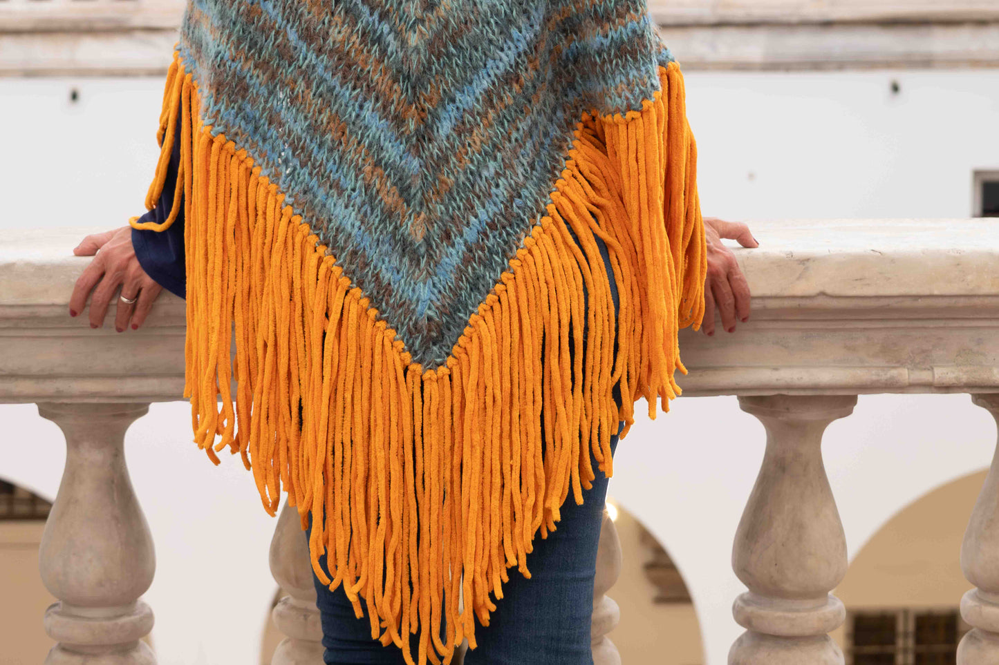 Mantella m/mohair e lana con passamanerie e frange - m/mohair and wool mantel with trimmings and fringes