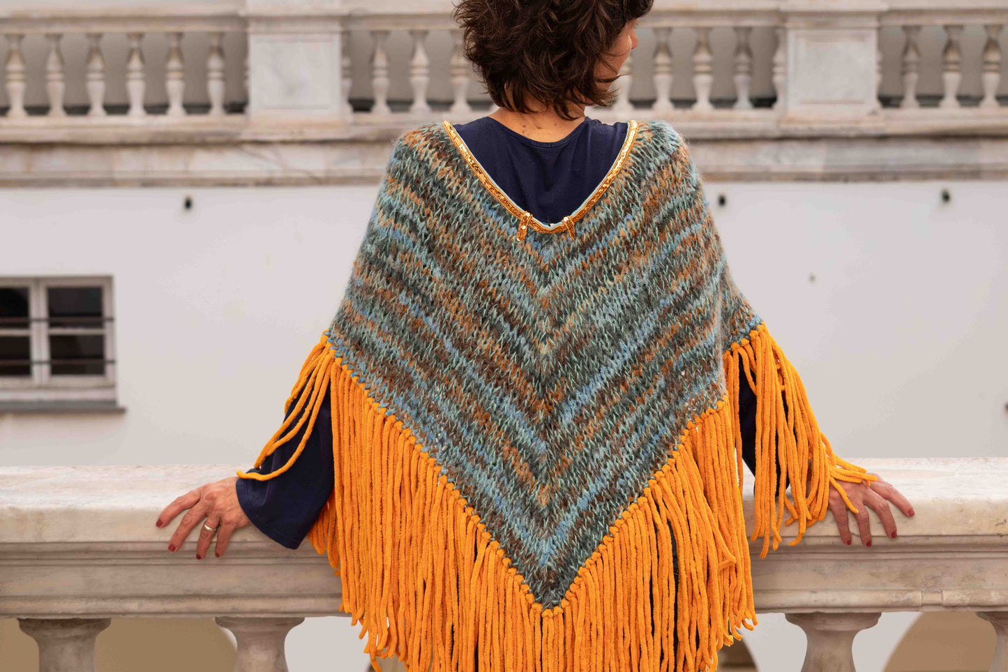 Mantella m/mohair e lana con passamanerie e frange - m/mohair and wool mantel with trimmings and fringes