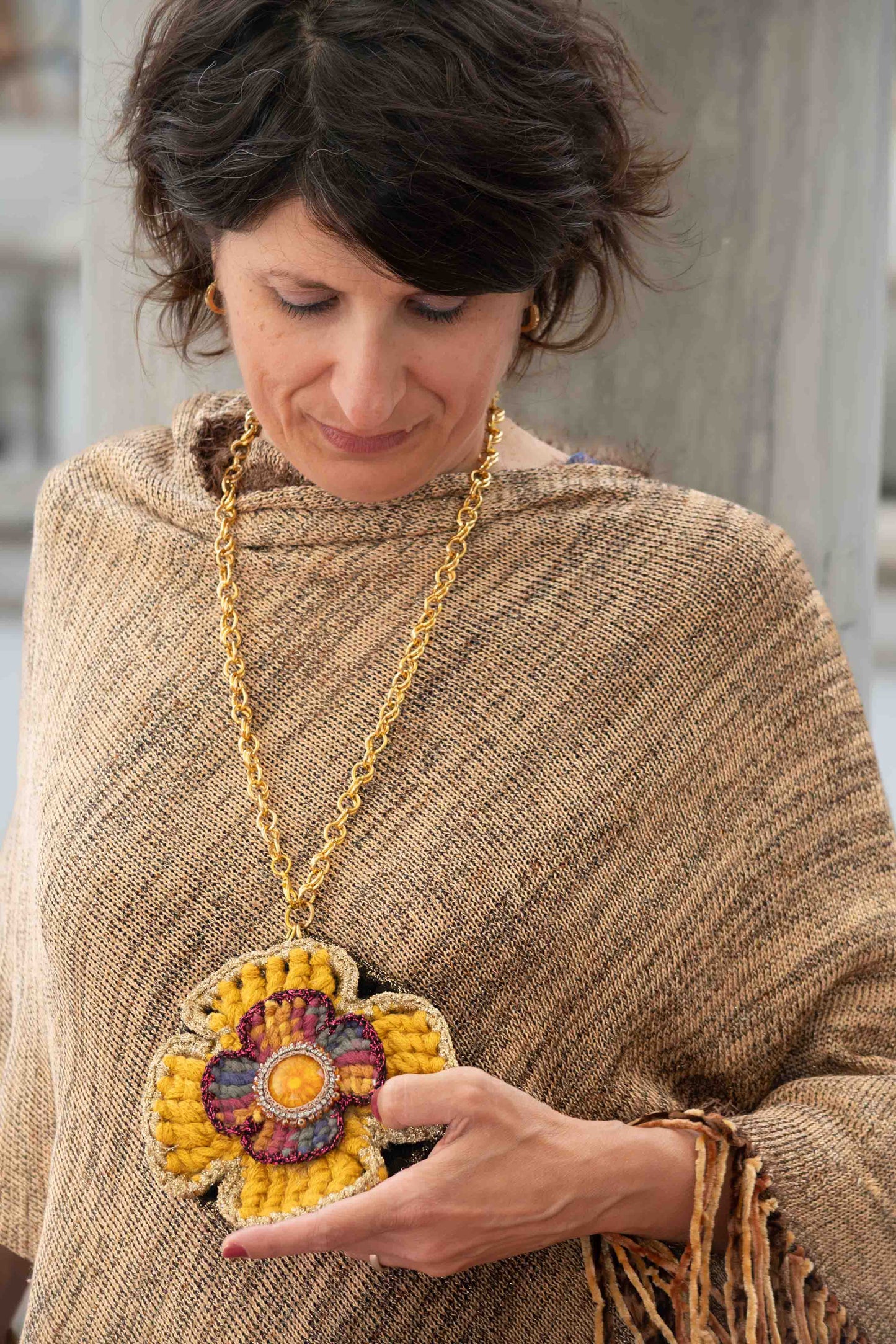 Collana con ciondolo a 3 fiori lavorati a crochet - Necklace with 3 crocheted flowe pendant
