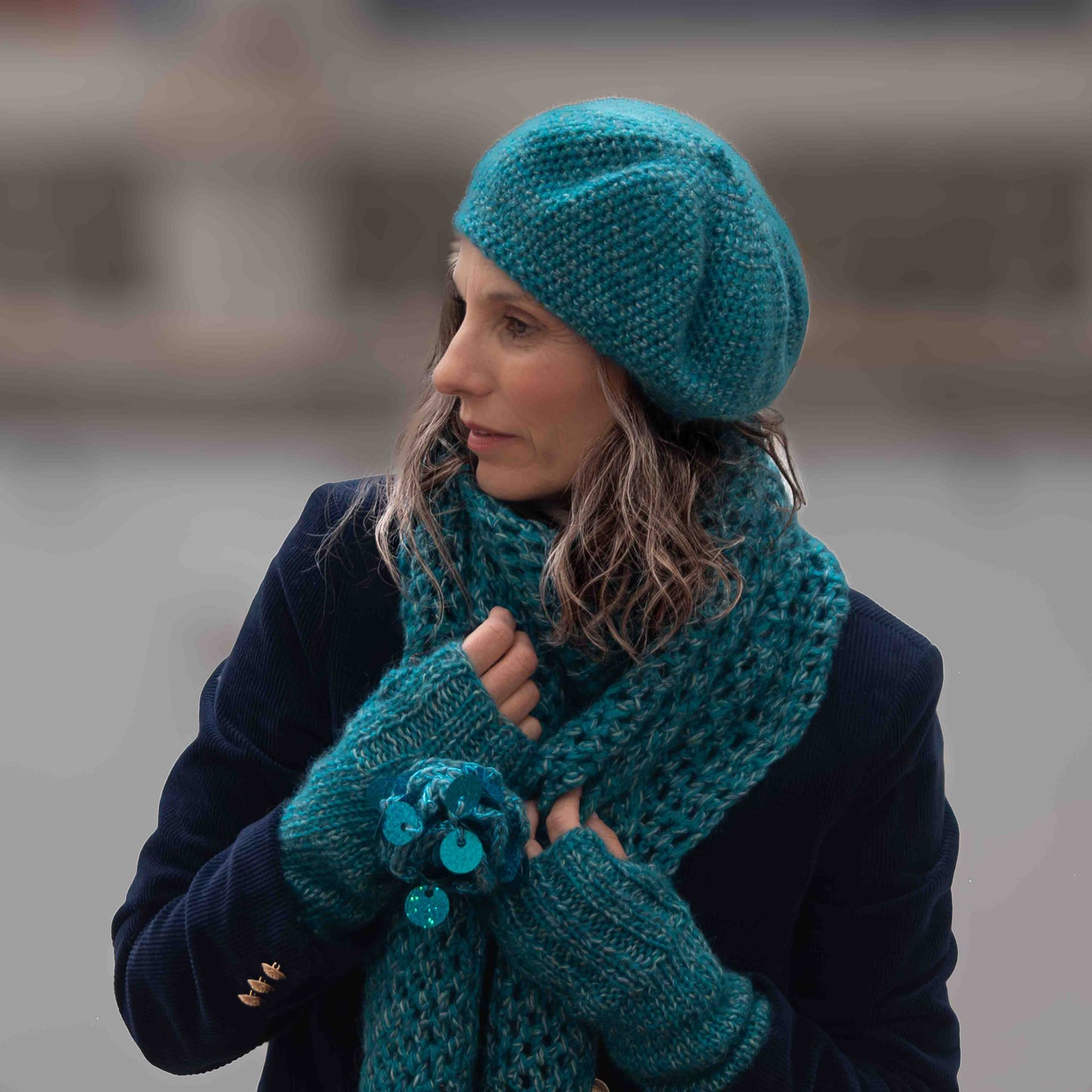 Berretto basco in lana color ottanio lavorata a crochet - Crocheted blue-teal wool Basque hat