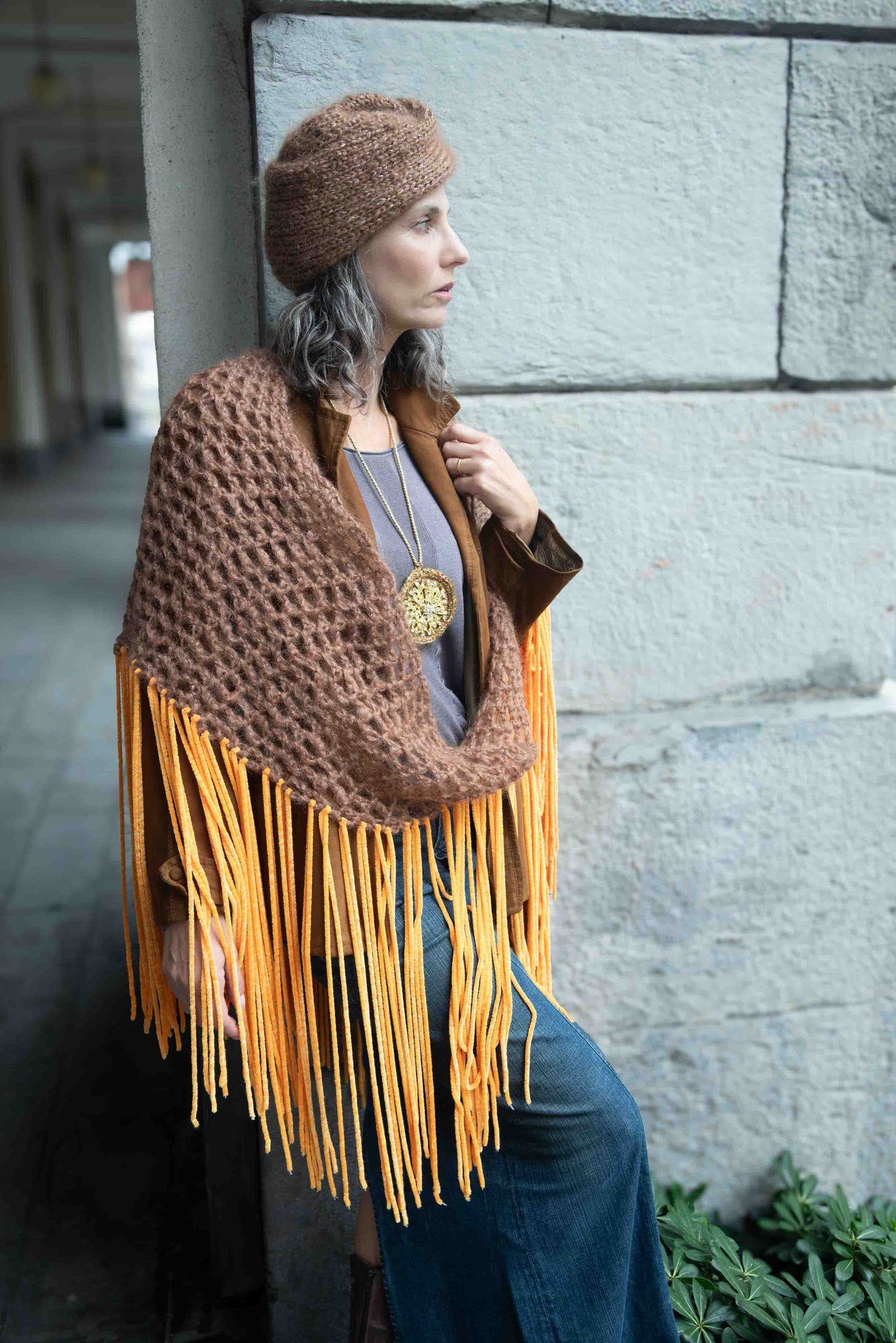 Scialle color cammello in mohair e lana con frange - Camel coloured shawl in wool and mohair with fringes