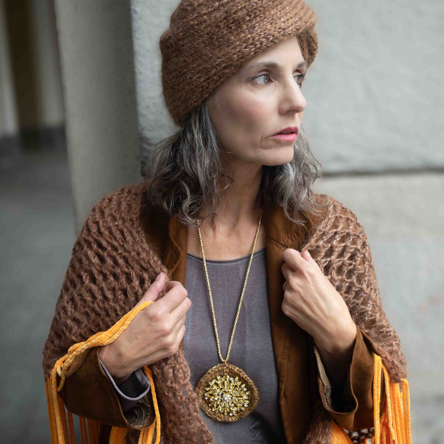 Scialle color cammello in mohair e lana con frange - Camel coloured shawl in wool and mohair with fringes