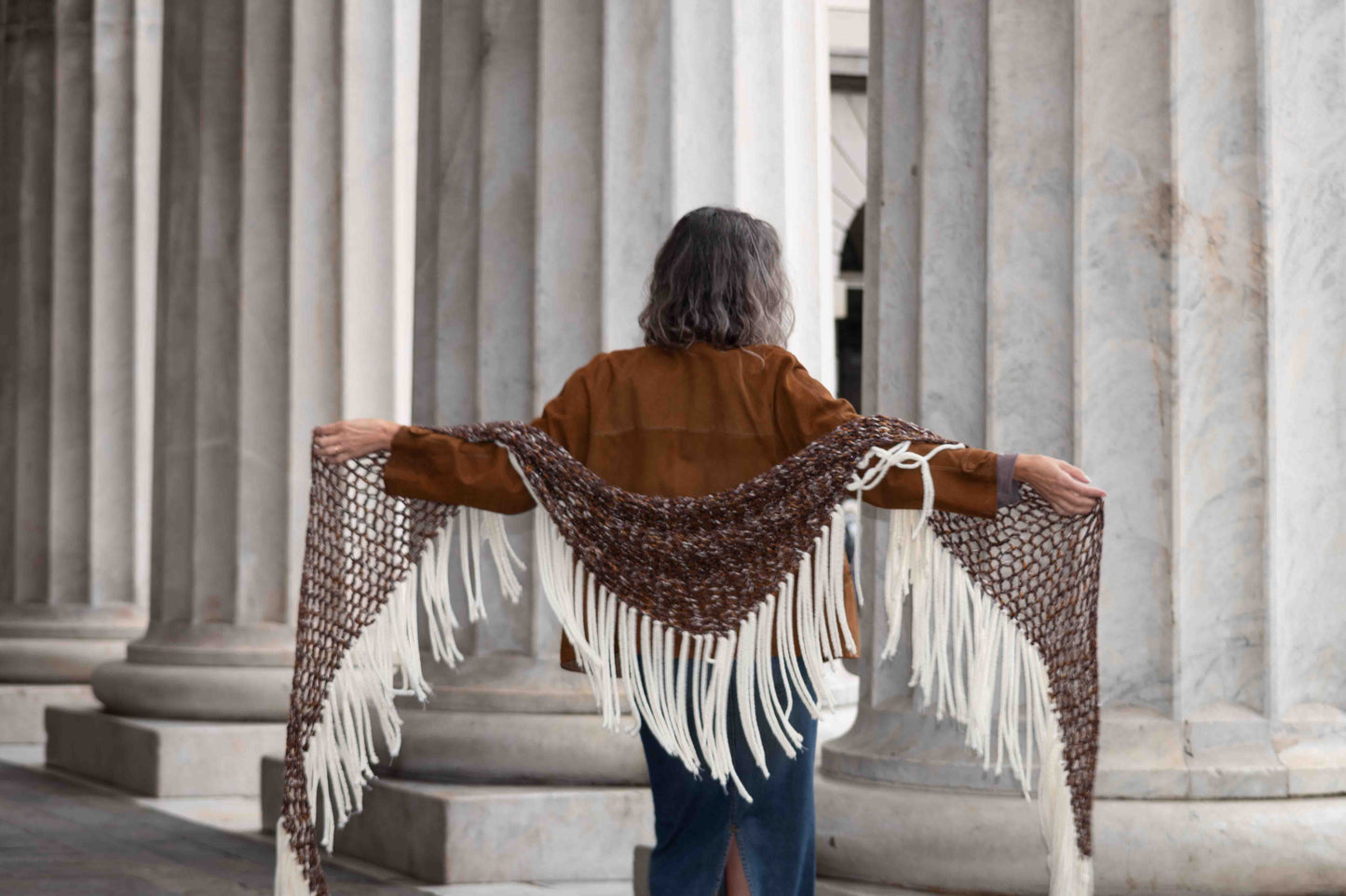 Scialle in ciniglia e m/lana sui toni del marrone - Chenile and wool blended shawl in brown shades