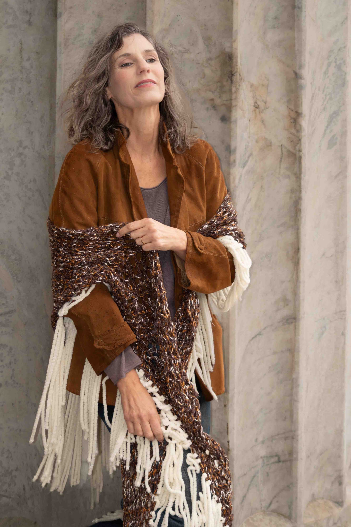 Scialle in ciniglia e m/lana sui toni del marrone - Chenile and wool blended shawl in brown shades