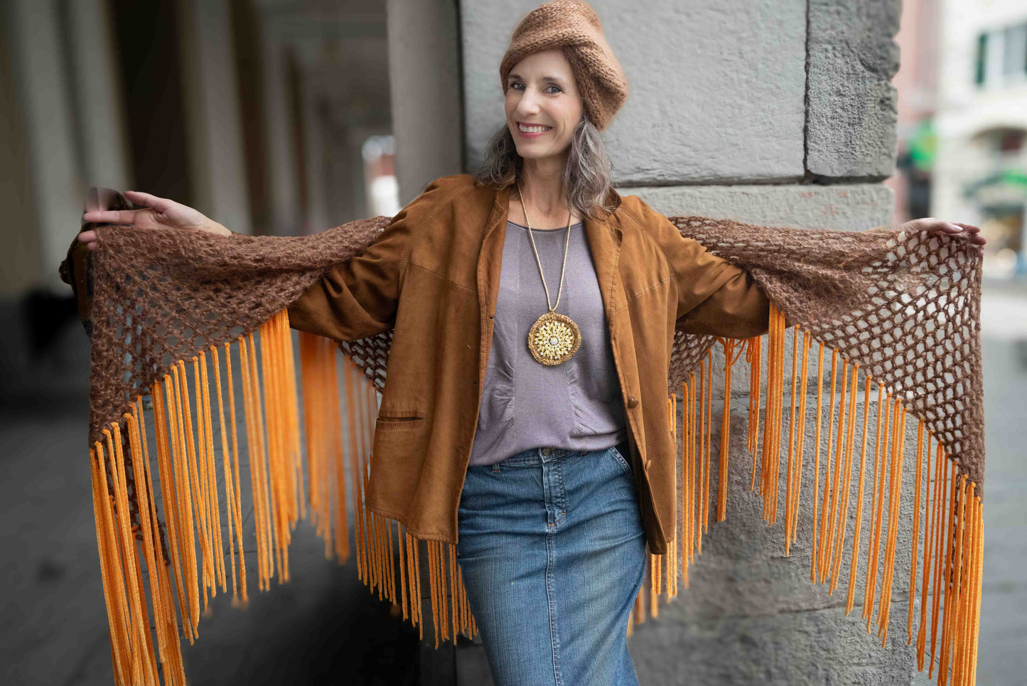 Scialle color cammello in mohair e lana con frange - Camel coloured shawl in wool and mohair with fringes
