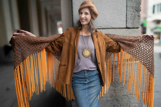 Scialle color cammello in mohair e lana con frange - Camel coloured shawl in wool and mohair with fringes