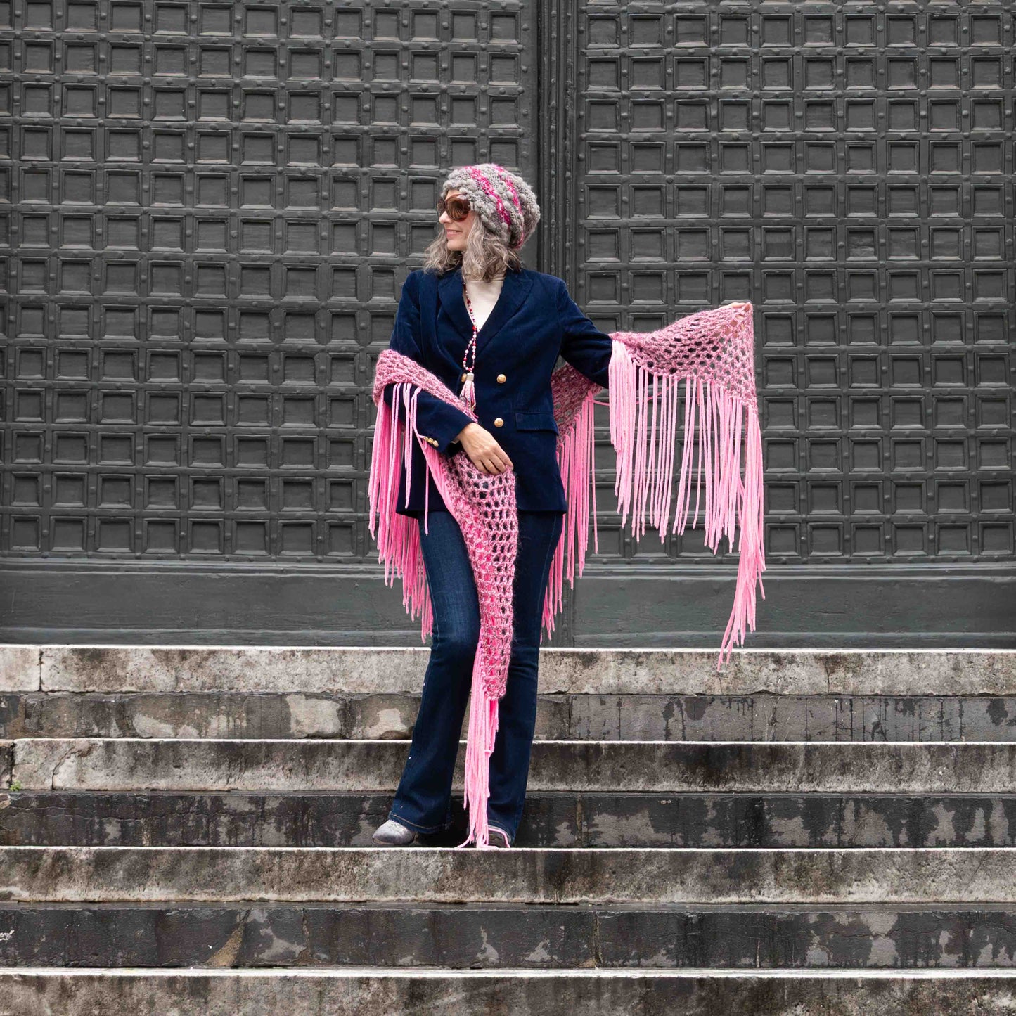 Scialle in bouclè e mohair rosa e grigio lavorato a crochet - Bouclè and mohair shawl crocheted in pink and grey