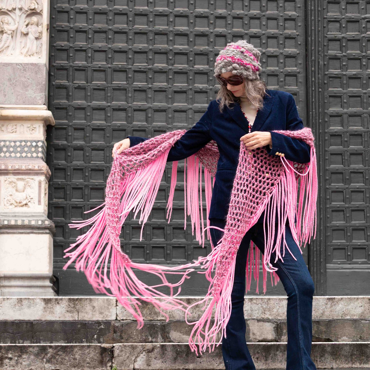 Scialle in bouclè e mohair rosa e grigio lavorato a crochet - Bouclè and mohair shawl crocheted in pink and grey