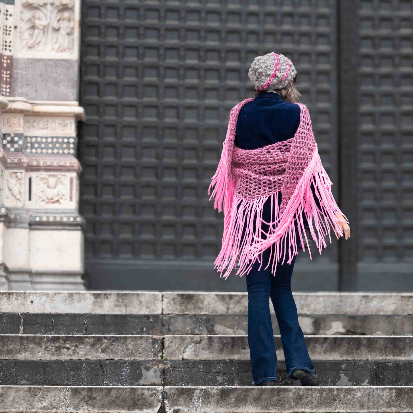 Scialle in bouclè e mohair rosa e grigio lavorato a crochet - Bouclè and mohair shawl crocheted in pink and grey