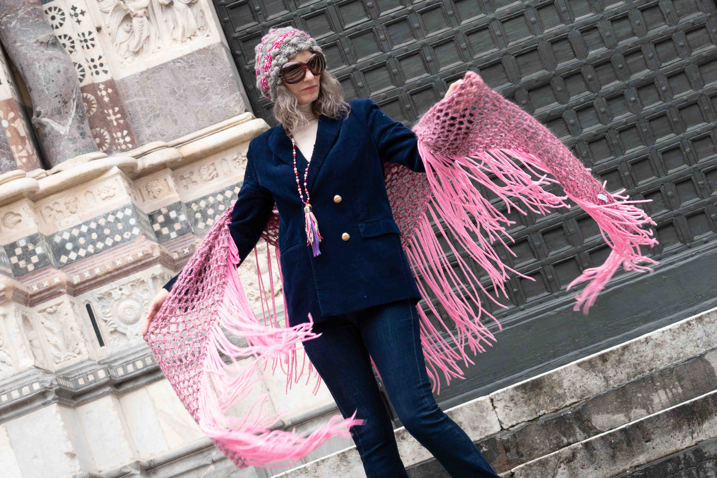 Scialle in bouclè e mohair rosa e grigio lavorato a crochet - Bouclè and mohair shawl crocheted in pink and grey