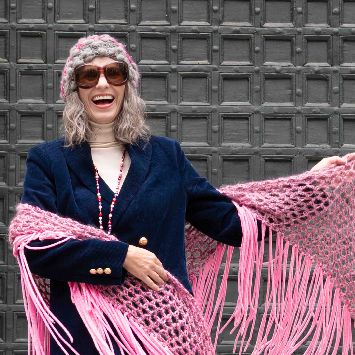 Scialle in bouclè e mohair rosa e grigio lavorato a crochet - Bouclè and mohair shawl crocheted in pink and grey