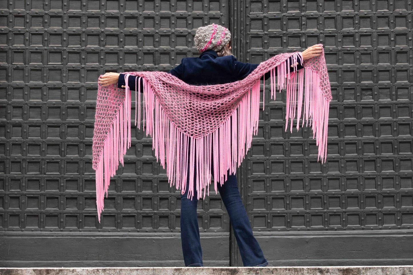 Scialle in bouclè e mohair rosa e grigio lavorato a crochet - Bouclè and mohair shawl crocheted in pink and grey