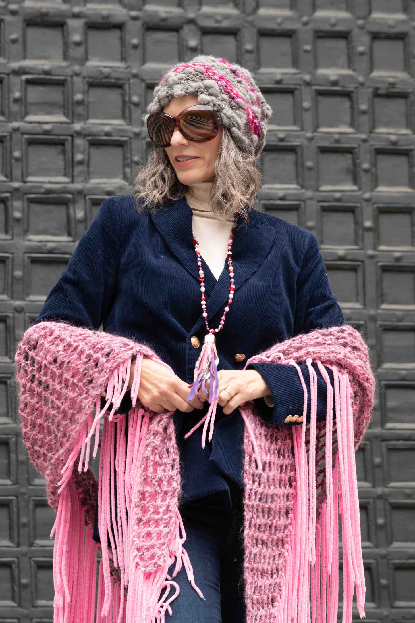 Scialle in bouclè e mohair rosa e grigio lavorato a crochet - Bouclè and mohair shawl crocheted in pink and grey
