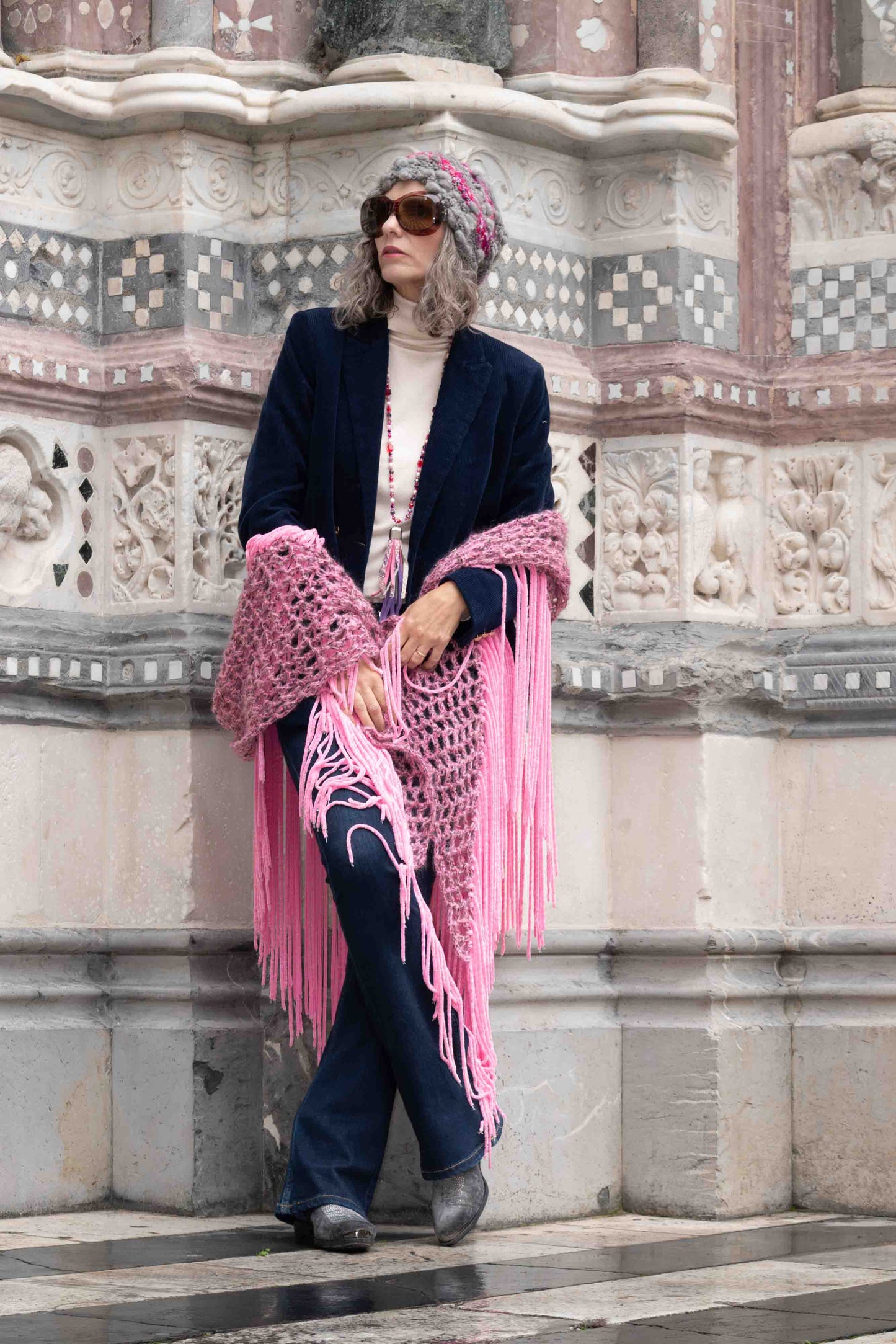 Scialle in bouclè e mohair rosa e grigio lavorato a crochet - Bouclè and mohair shawl crocheted in pink and grey