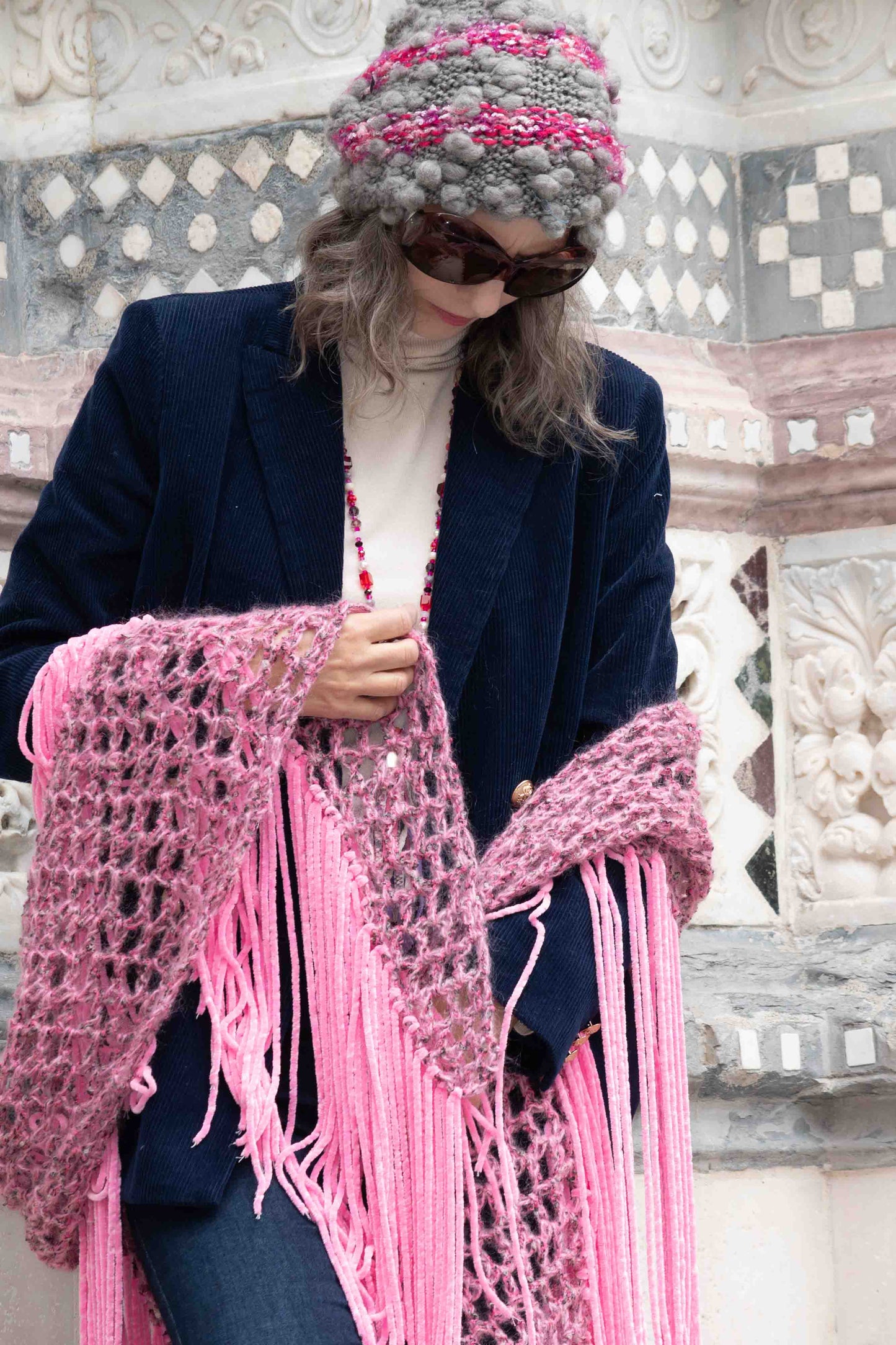 Scialle in bouclè e mohair rosa e grigio lavorato a crochet - Bouclè and mohair shawl crocheted in pink and grey