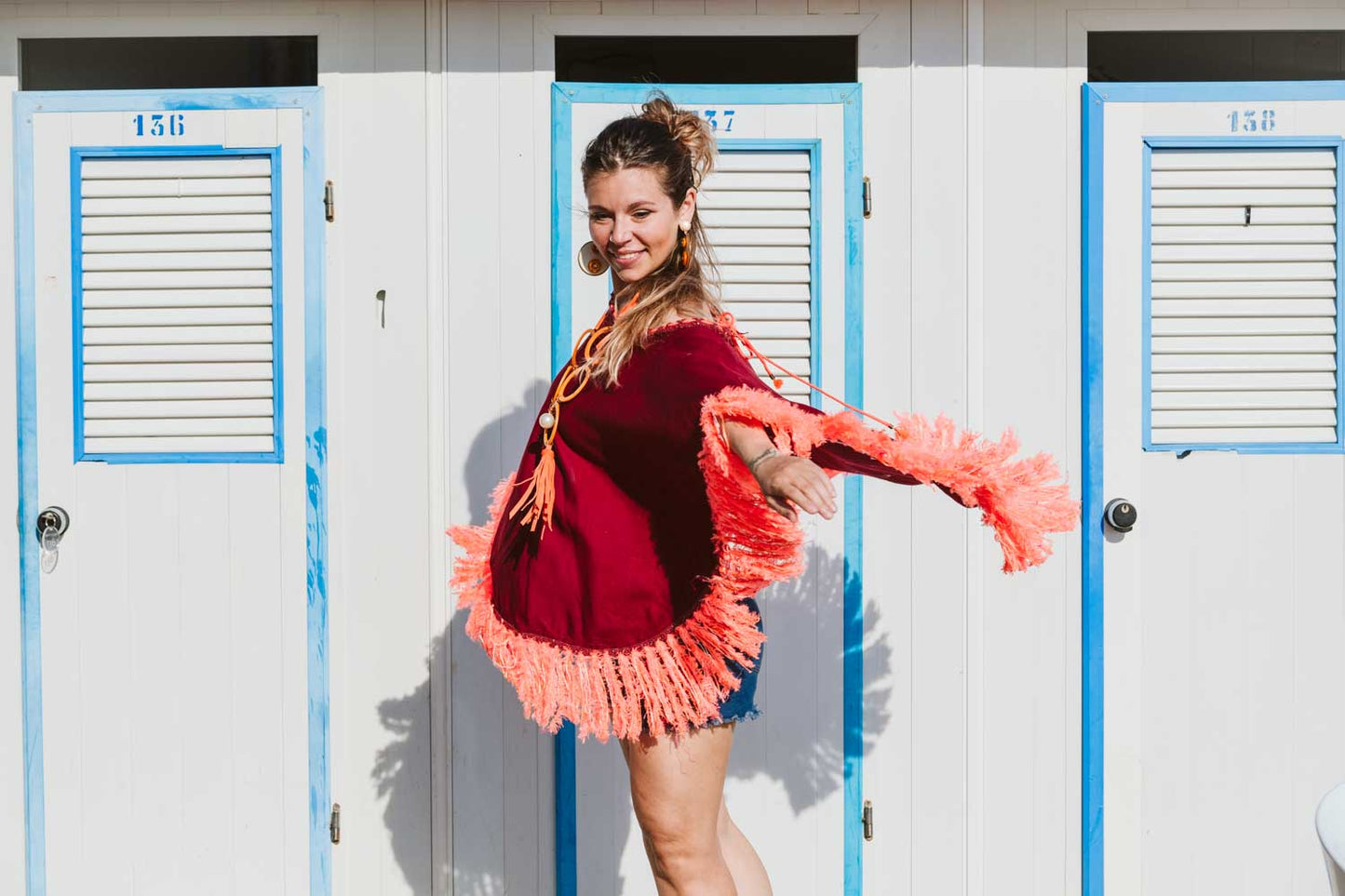 Poncho in lino bordeaux con frange e piume - Bordeaux linen poncho with fringes and feathers