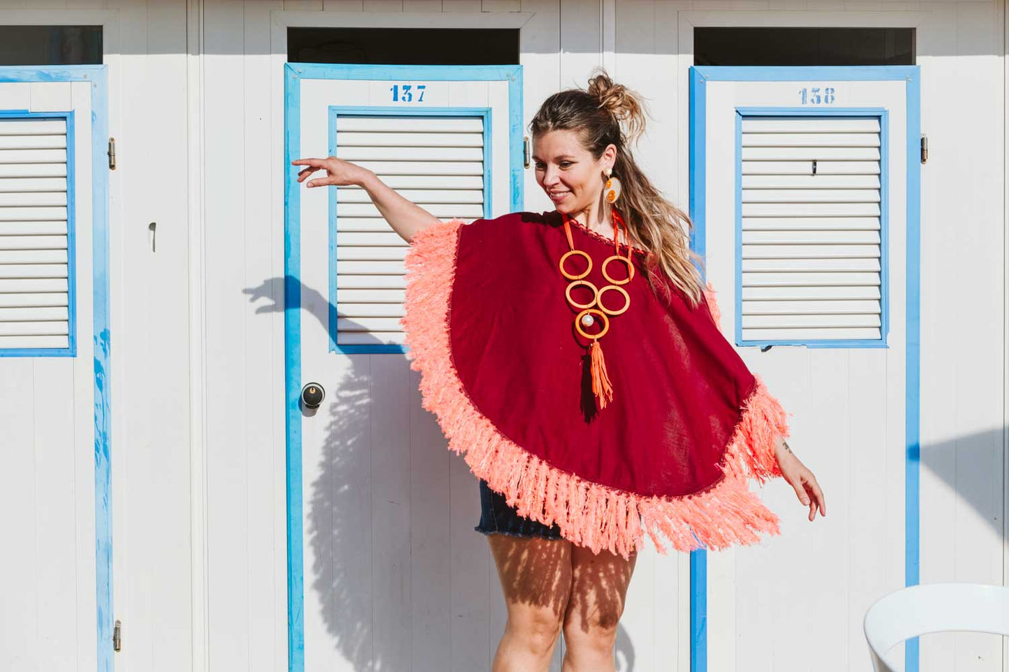 Poncho in lino bordeaux con frange e piume - Bordeaux linen poncho with fringes and feathers
