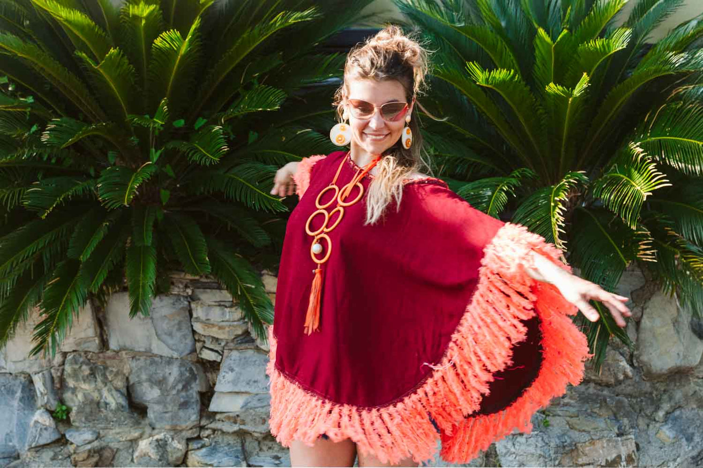 Poncho in lino bordeaux con frange e piume - Bordeaux linen poncho with fringes and feathers