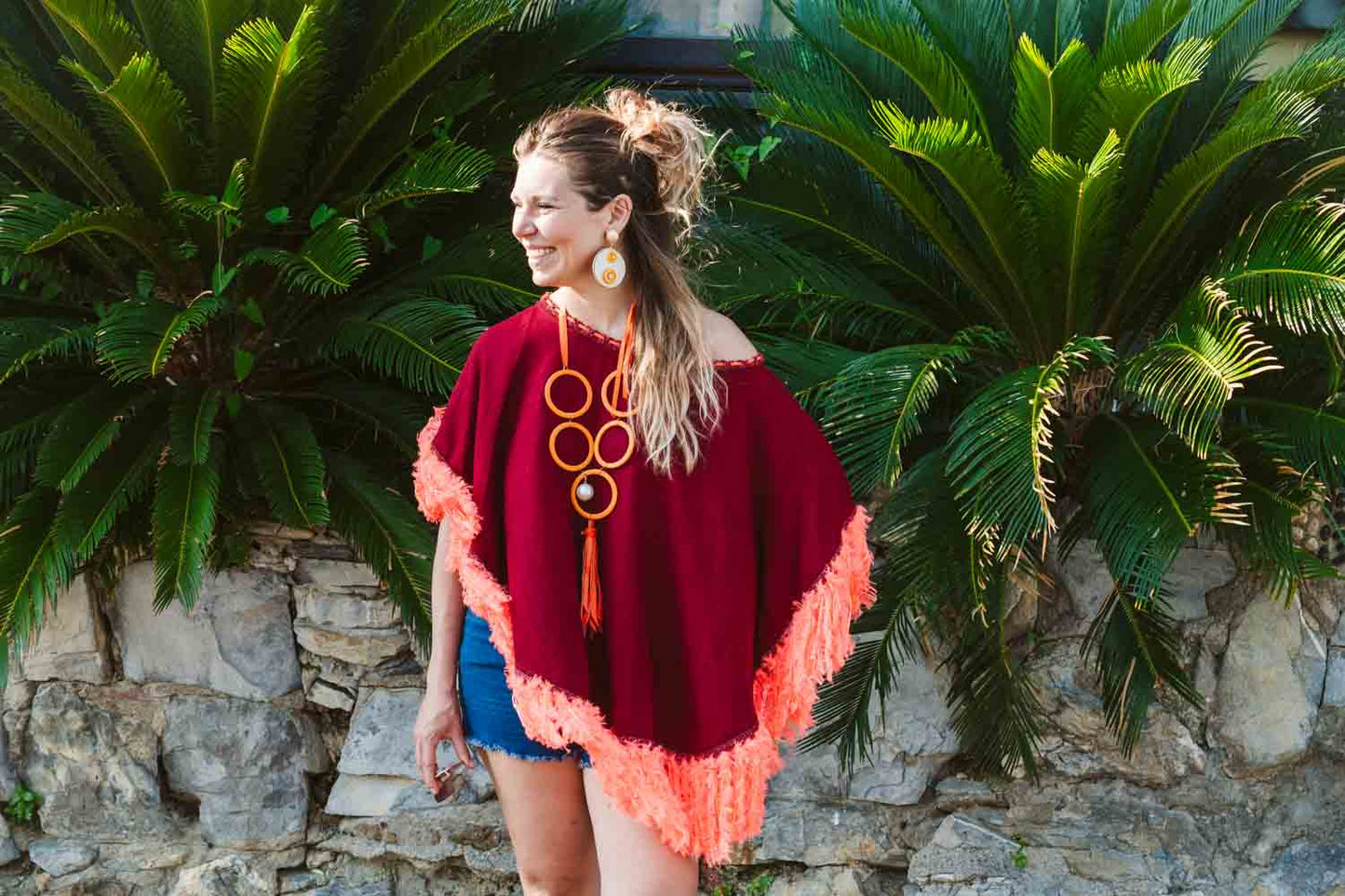Poncho in lino bordeaux con frange e piume - Bordeaux linen poncho with fringes and feathers