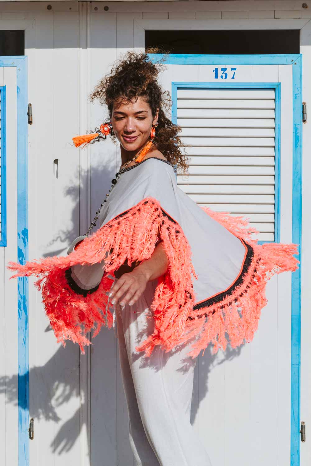 Poncho in lino grigio con frange e piume - Gray linen poncho with fringes and feathers
