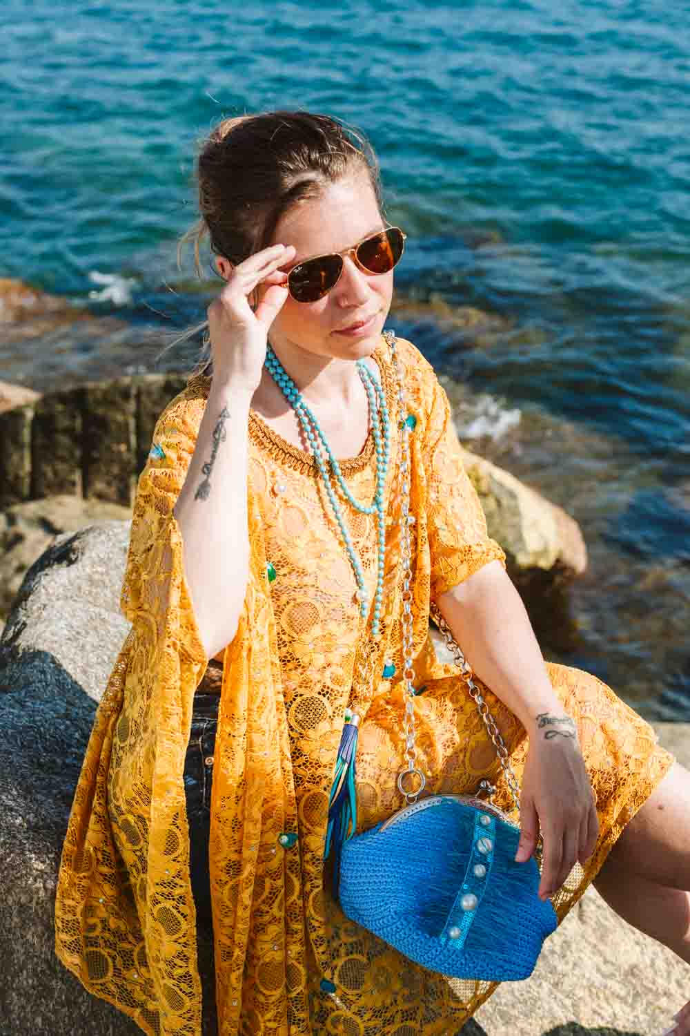 Poncho in pizzo elasticizzato color senape - Mustard-colored stretch lace poncho