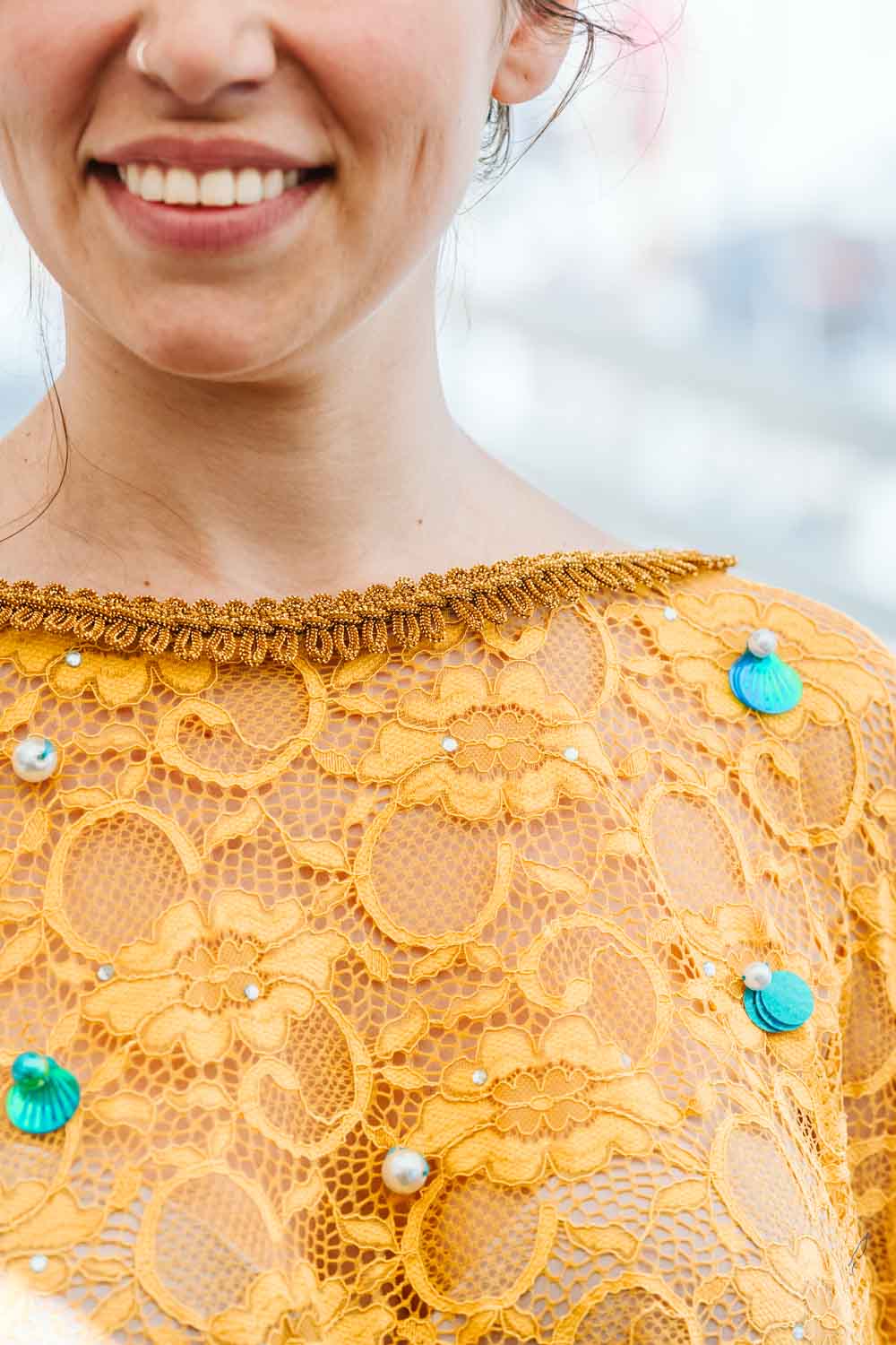 Poncho in pizzo elasticizzato color senape - Mustard-colored stretch lace poncho