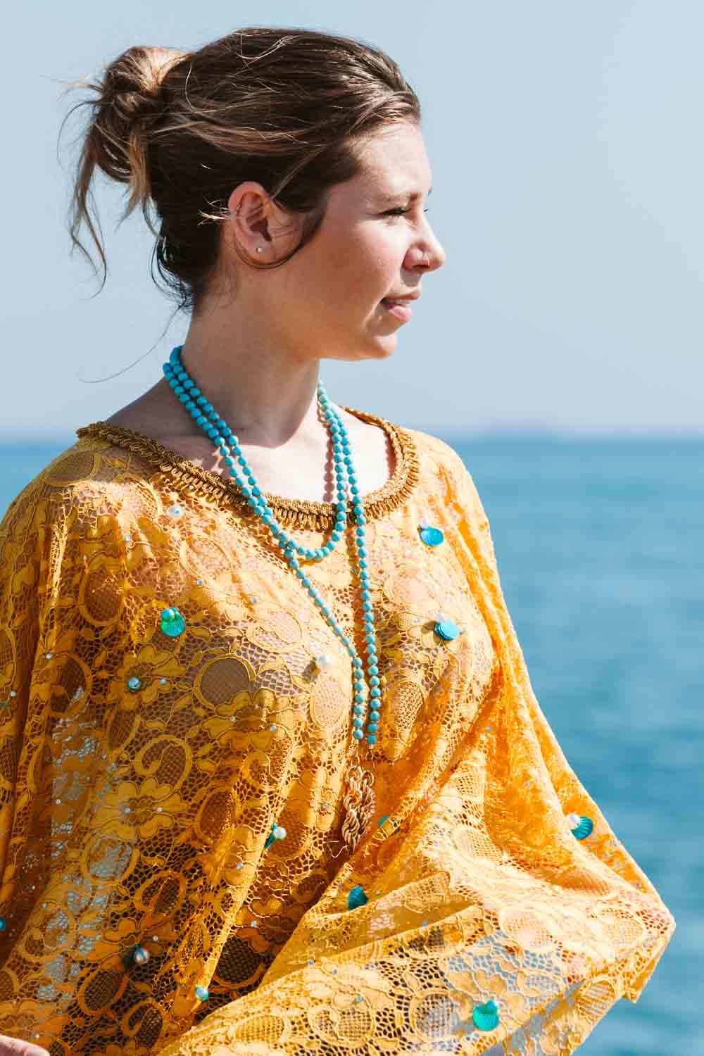 Poncho in pizzo elasticizzato color senape - Mustard-colored stretch lace poncho