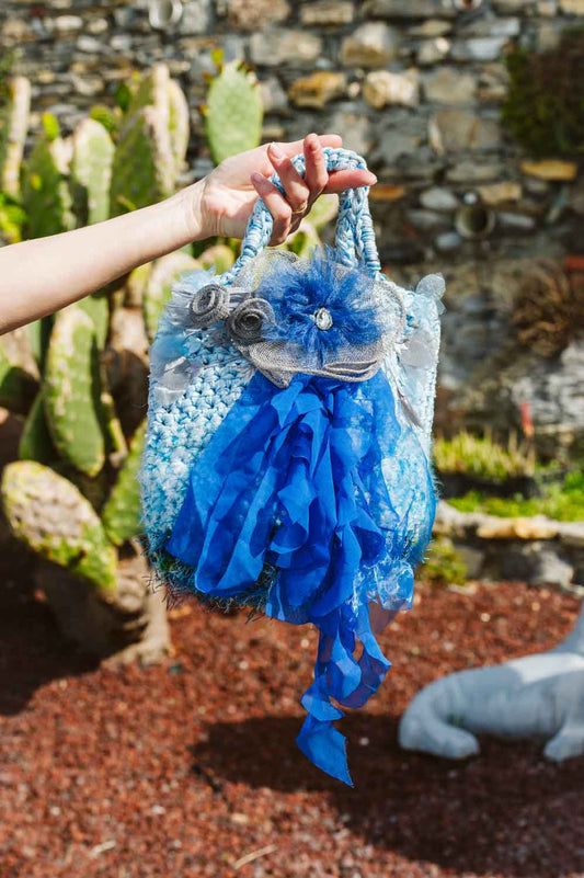 Borsa crochet azzurra con frange - Crochet light blue handbag with fringes