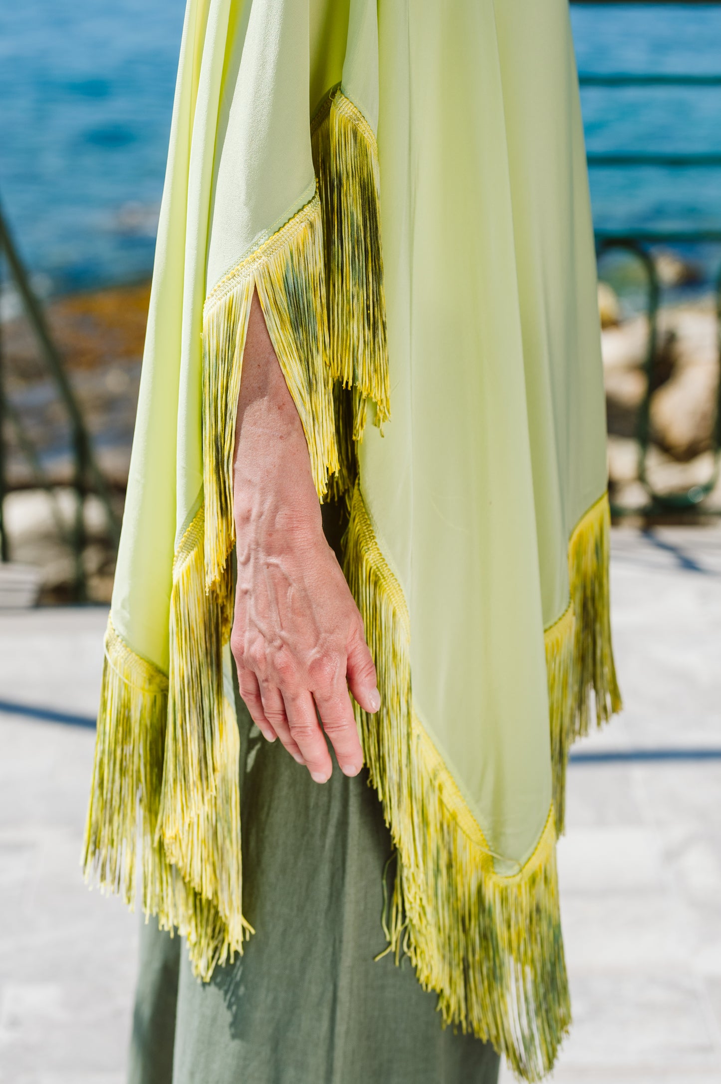 Poncho in seta verde lime con frange - Silk green lime poncho with fringes