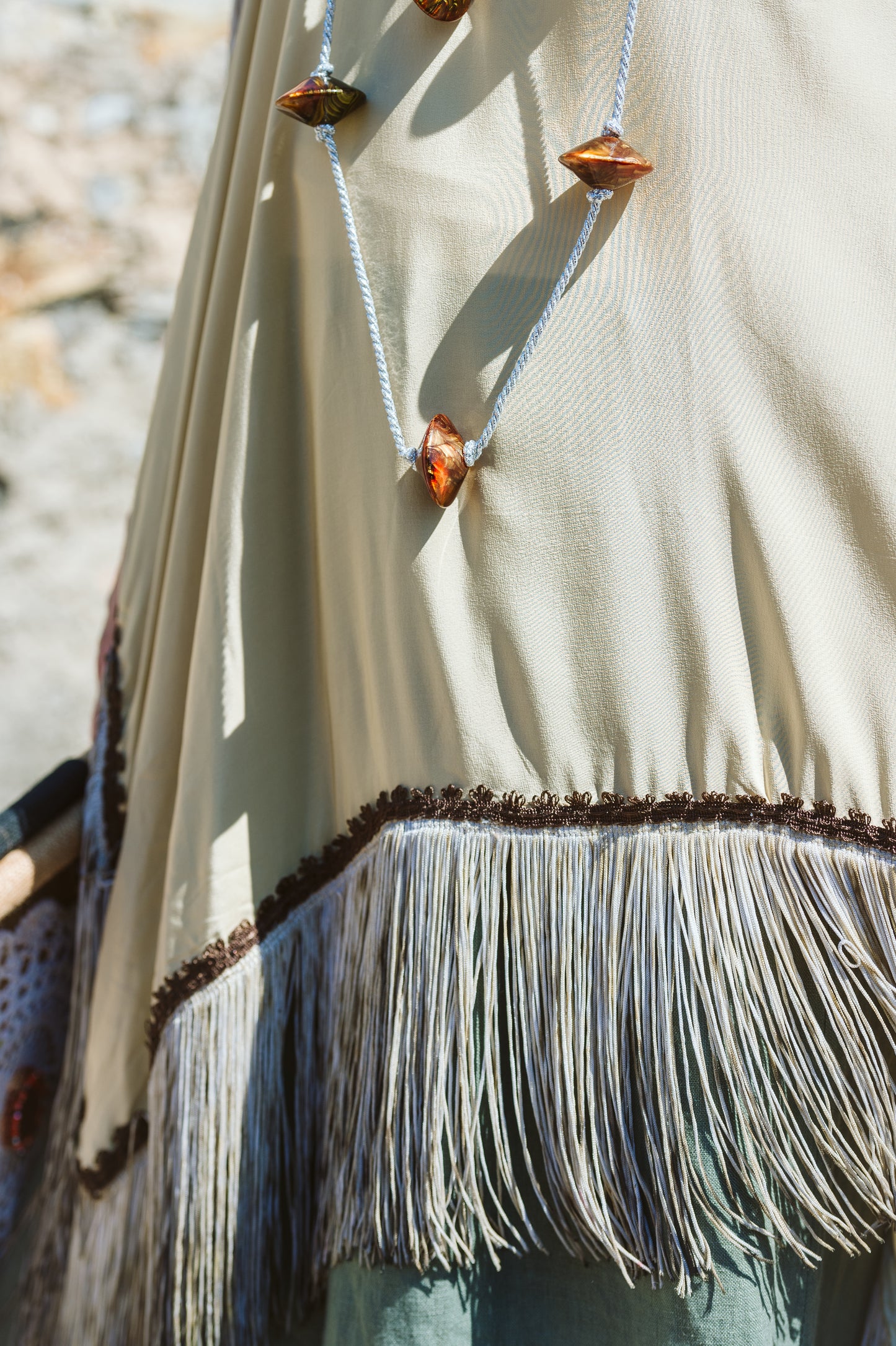 Poncho in seta beige con frange - Silk beige poncho with fringes