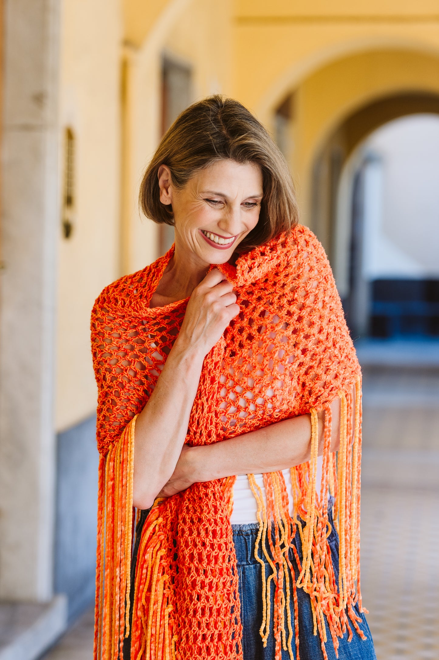 Scialle arancione lavorato a crochet - Oorange yarns crocheted shawl