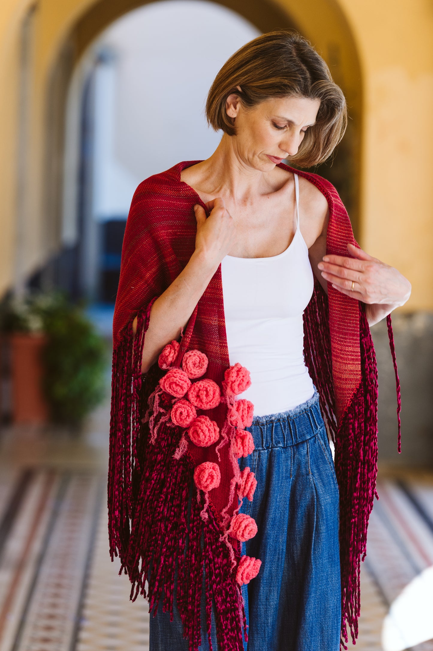 Scialle in cotone e lurex rosso con fiori crochet - Red shawl with crocheted flowers