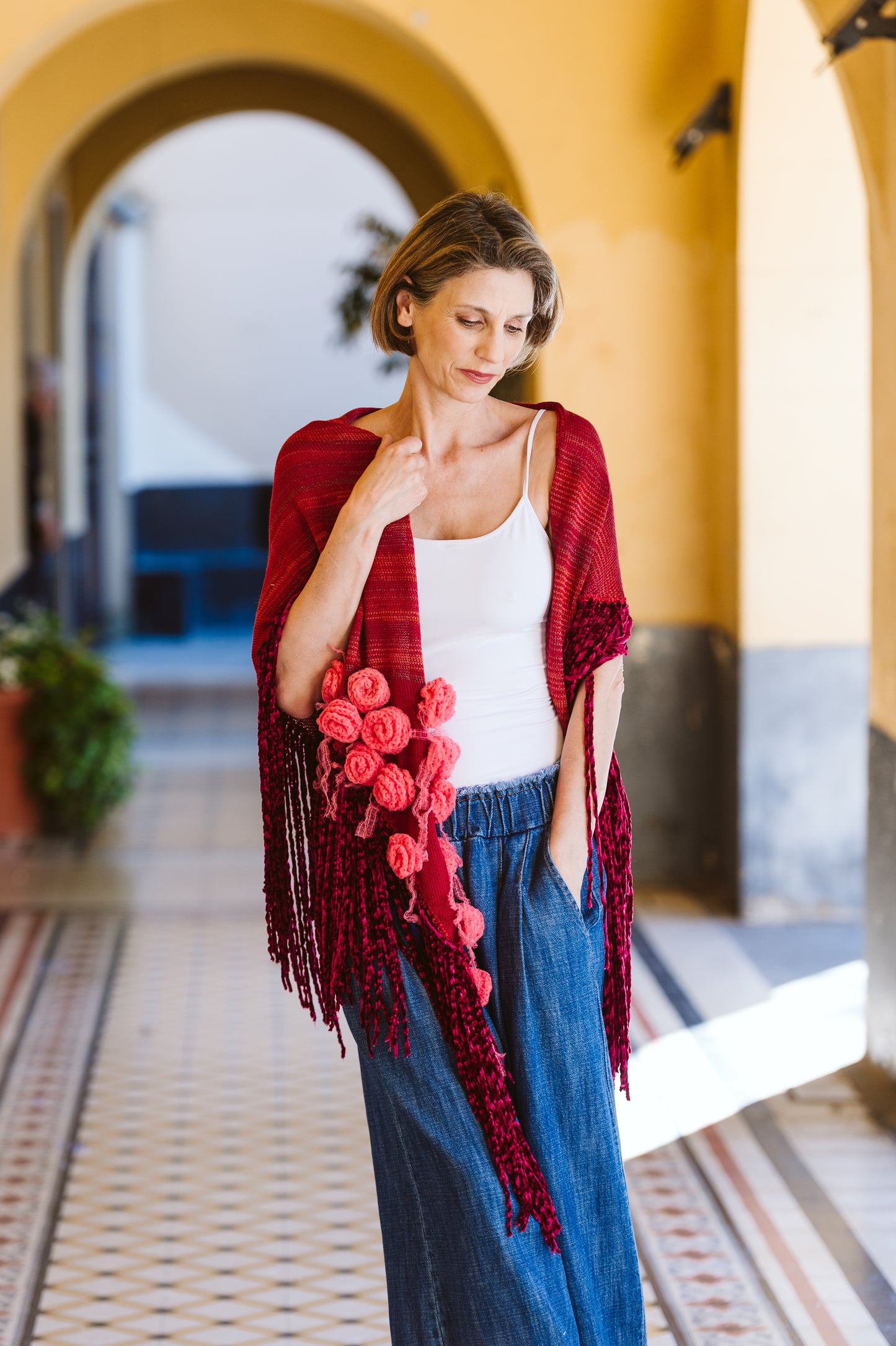 Scialle in cotone e lurex rosso con fiori crochet - Red shawl with crocheted flowers