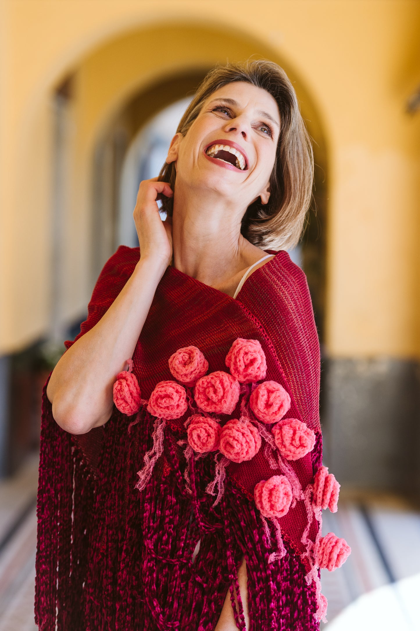 Scialle in cotone e lurex rosso con fiori crochet - Red shawl with crocheted flowers