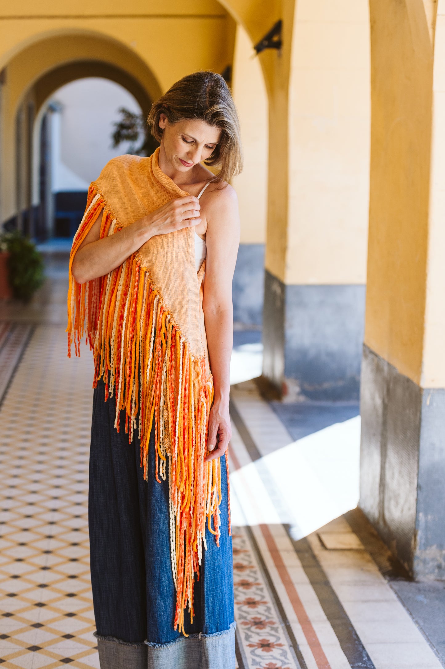 Scialle in cotone color pesca con frange - Peach color cotton shawl with fringes